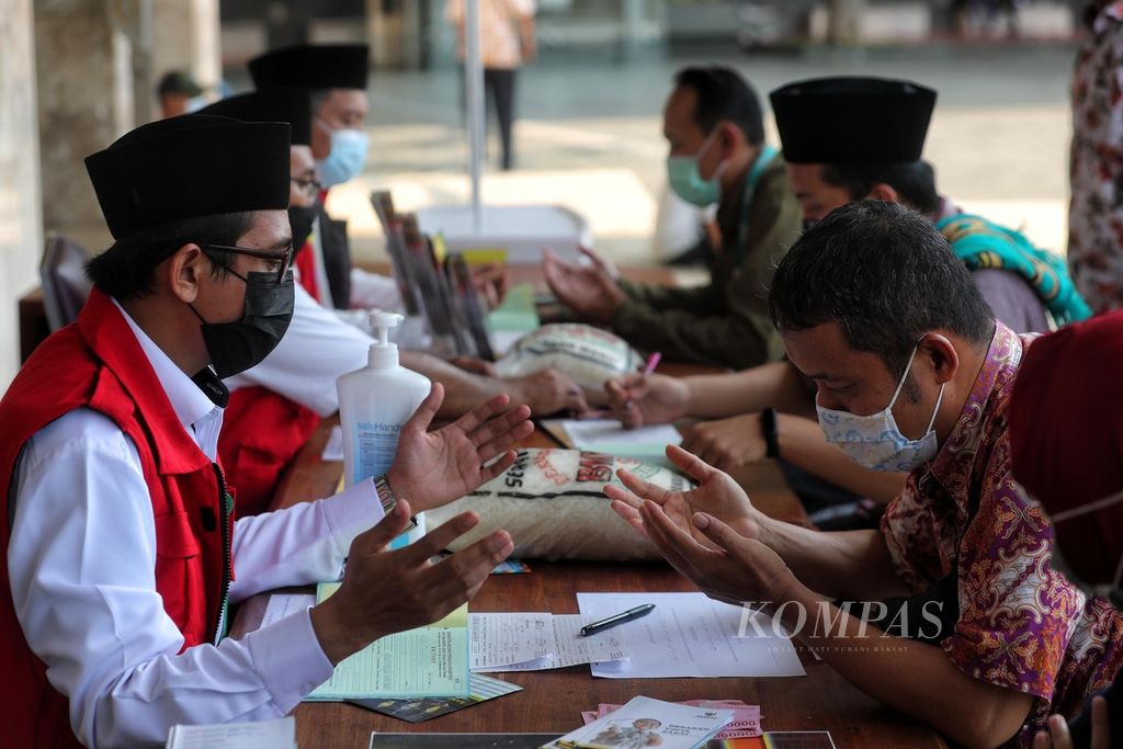 Umat Islam membayar zakat lewat panitia zakat di Masjid Istiqlal, Jakarta, Jumat (7/5/2021). Selain zakat fitrah, panitia juga menyalurkan zakat harta (mal), infak, sedekah, dan fidiah. Zakat menjadi sarana untuk berbagi dan peduli dengan sesama. Untuk mengantisipasi penyebaran Covid-19, panitia menerapkan protokol kesehatan, seperti mengenakan masker dan menyediakan cairan untuk membersihkan tangan. 