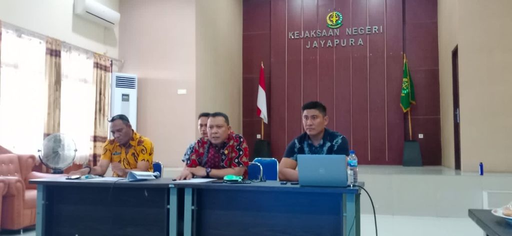 Kepala Kejaksaan Negeri Jayapura Lukas Alexander Sinuraya (tengah) bersama jajarannya di Jayapura, Papua, 17 Juni 2022.