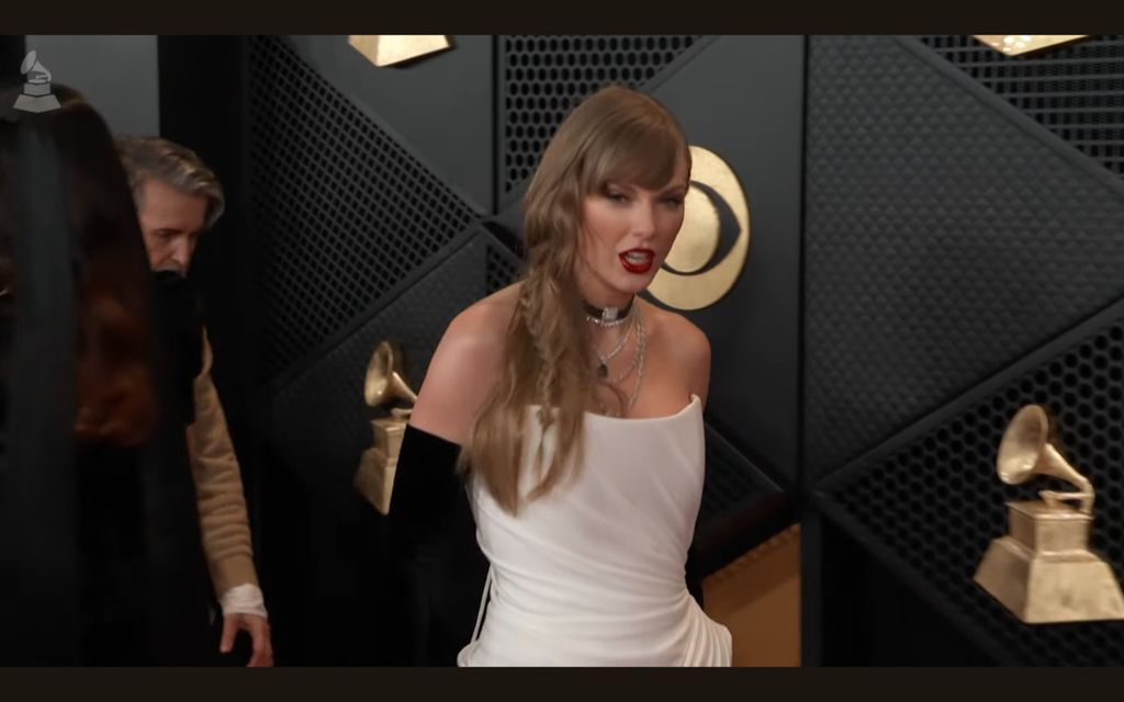 Taylor Swift saat hadir pada malam Grammy Awards 2024.