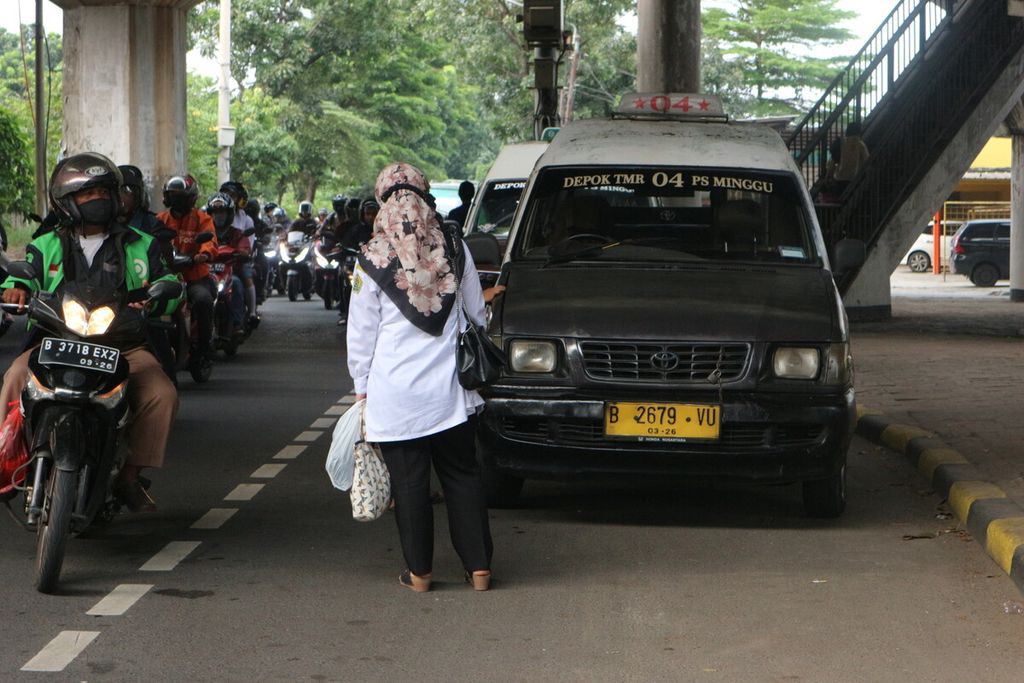 Angkot dengan trayek Depok Timur-Pasar Minggu sedang mengetem di bawah jembatan layang dekat Jalan Raya Tanjung Barat, Jakarta Selatan, Senin (6/2/2023)