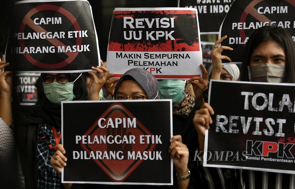 Pegawai Komisi Pemberantasan Korupsi (KPK) menggelar aksi yang menyerukan penolakan atas segala upaya untuk melemahkan KPK di Gedung Merah Putih KPK, Jakarta, Jumat (6/9/2019).