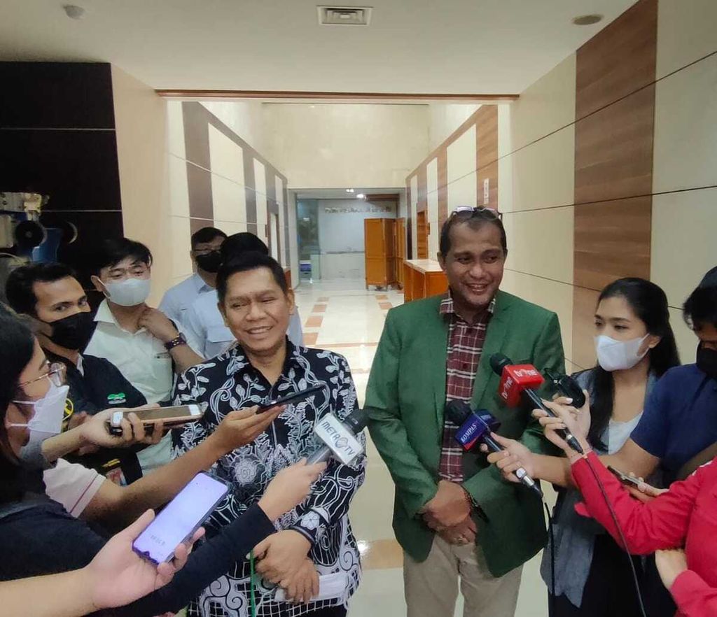 Wakil Ketua Komisi III DPR dari Fraksi Partai Golkar Adies Kadir (kiri) dan Wakil Menteri Hukum dan HAM Edward OS Hiariej seusai rapat kerja Komisi III dan Kemenkumham di Jakarta, Rabu (6/7/2022).
