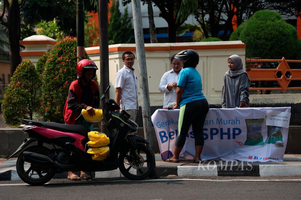 Warga membeli beras dan minyak goreng yang dijual murah di depan kantor Perum Bulog Kanwil Jawa Tengah, Kota Semarang, Selasa (24/10/2023). 