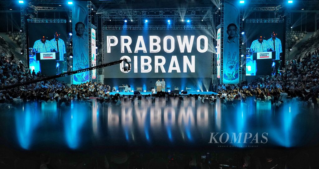 Suasana saat capres Prabowo Subianto dan cawapres Gibran Rakabuming Raka naik di panggung dan memberikan pidato kemenangan di Istora Gelora Bung Karno, Jakarta, 14 Februari 2024. 