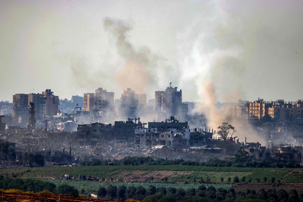 Dalam foto yang diambil pada Selasa (31/10/2023) dari pagar perbatasan dj Jalur Gaza tampak asap membumbung dari titik jatuhnya bom-bom Israel. di Gaza.