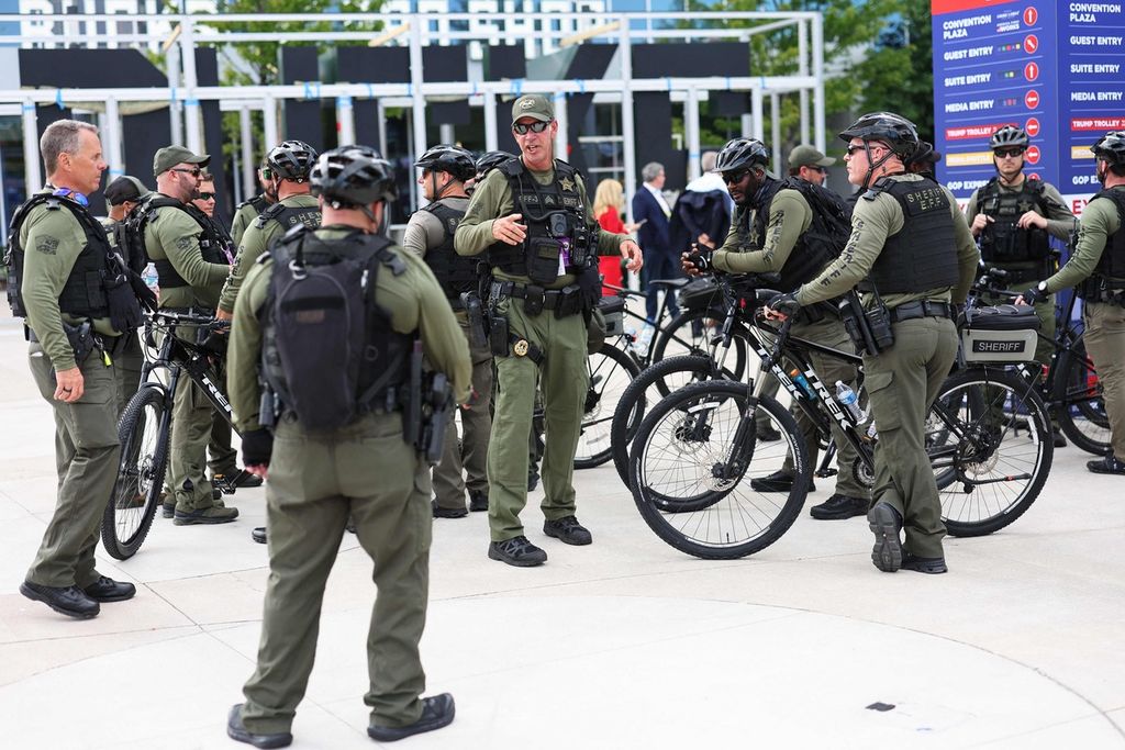 Aparat berjaga di lokasi Konvensi Nasional Partai Republik di Milwaukee, Wisconsin, Amerika Serikat, Minggu (14/7/2024). Konvensi mulai Senin (15/7/2024) sampai Kamis (18/7/2024).