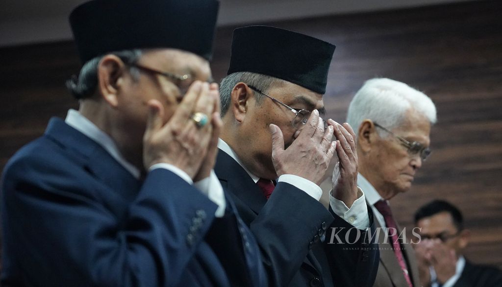 Tiga anggota Majelis Kehormatan Mahkamah Konstitusi (MKMK), Wahiduddin Adams, Jimly Asshiddiqie, dan Bintan R Saragih (dari kiri ke kanan), setelah pembacaan doa dalam pelantikan MKMK di Gedung 2 Mahkamah Konstitusi, Jakarta, Selasa (24/10/2023). 