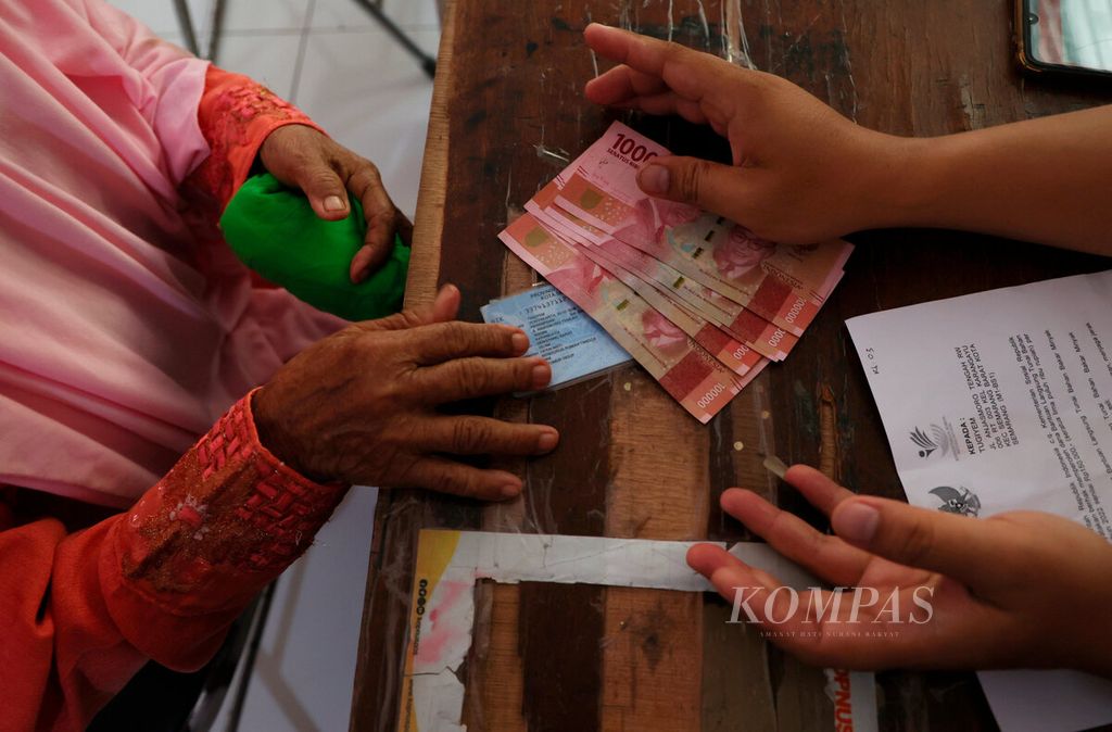 Petugas menyerahkan uang bantuan langsung tunai di Kantor Pos Bongsari, Kota Semarang, Jawa Tengah, Jumat (9/9/2022). 