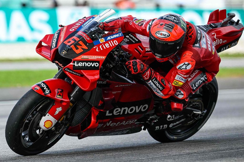 Pebalap Ducati, Francesco Bagnaia, memacu sepada motornya melewati tikungan Sirkuit Internasional Sepang pada sesi latihan bebas kedua MotoGP seri Malaysia, Jumat (21/10/2022).