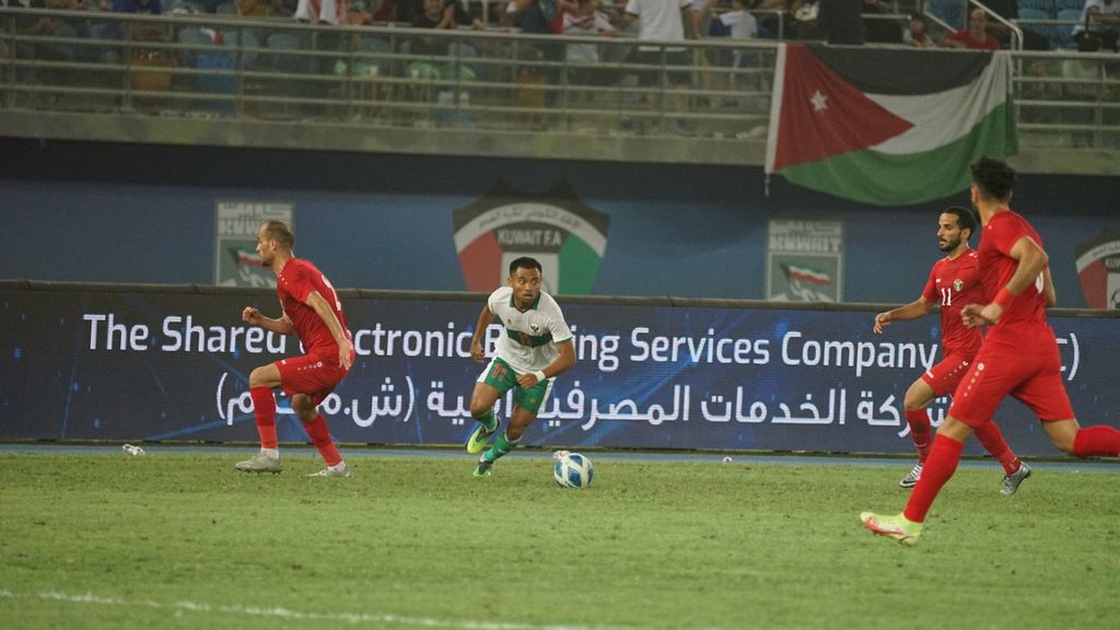Pemain tengah timnas Indonesia Saddil Ramdani beraksi dalam pertandingan pertandingan Grup A kualifikasi Piala Asia 2023 antara Indonesia dan Jordania di Stadion Jaber Al Ahmad, Kuwait, Minggu (12/6/2022) dini hari WIB. Pertandingan berakhir imbang, 0-0.