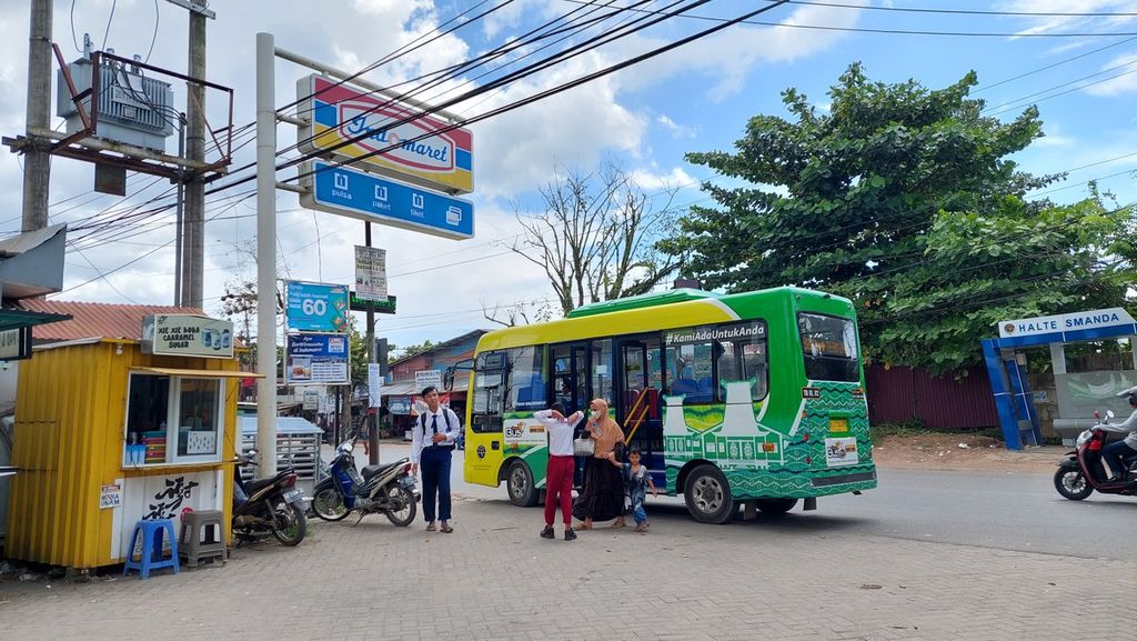 Bus Trans Banjarbakula yang beroperasi di Koridor 3 menurunkan penumpang di depan Halte Smanda, Kota Banjarmasin, Kalimantan Selatan, Selasa (15/2/2022).