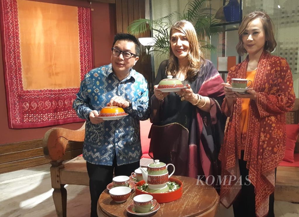 Desainer Ghea Panggabean (tengah) dan CEO Manufacture Zen Tableware Tjandra Suwarto (kiri) menunjukkan contoh alat makan-minum koleksi terbarunya pada jumpa pers di Alun-alun Indonesia, Mal Grand Indonesia, Jakarta, Jumat (3/11/2023).