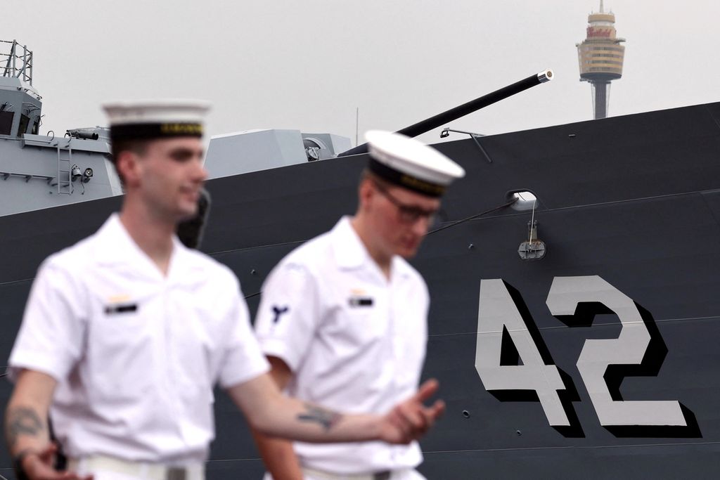 Pelaut dari Angkatan Laut Australia melintas di depan kapal perusak negara itu, HMAS Sydney, di kota Sydney, Selasa (20/2/2024).