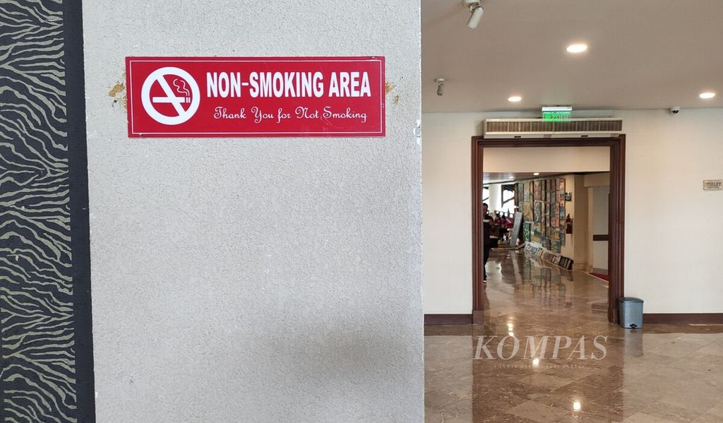 Etiket larangan merokok yang dipasang di sebuah hotel di Kota Denpasar.