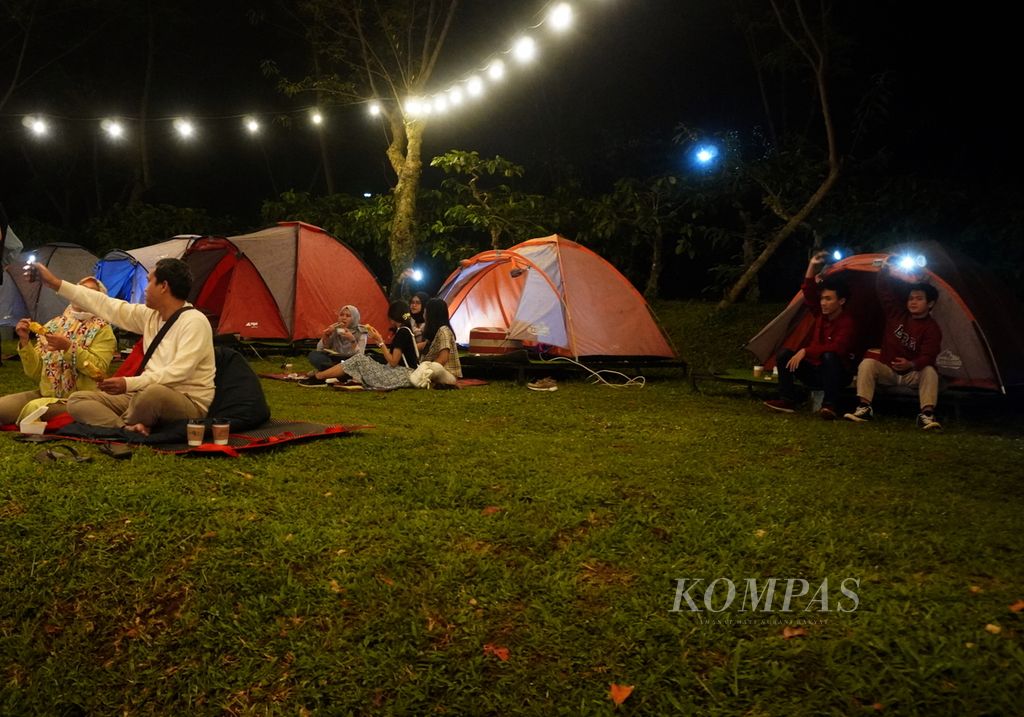 Suasana intimate concert di Barbeque Camp Kampoeng Kopi Banaran, Kecamatan Bawen, Kabupaten Semarang, Jumat (4/3/2022) malam. Dalam kegiatan tersebut, penonton bisa menikmati konser dari dalam tenda sambil barbekuan atau duduk di bean bag, kursi kayu maupun tikar sambil menyeruput wedang jahe.