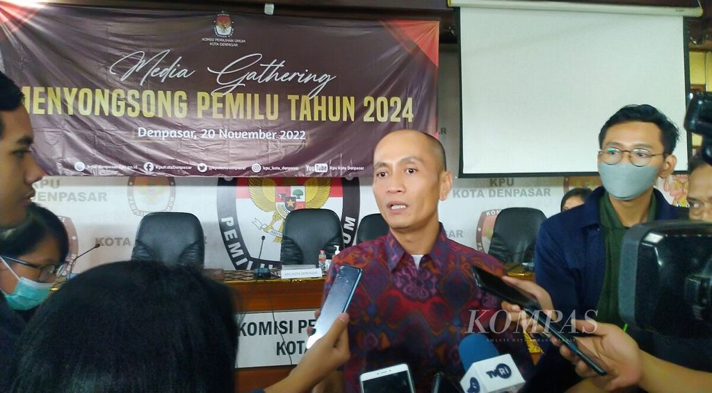Ketua KPU Kota Denpasar I Wayan Arsa Jaya diwawancarai wartawan seusai acara temu media bertajuk "Menyongsong Pemilu Tahun 2024" di Kantor KPU Kota Denpasar, Minggu (20/11/2022).