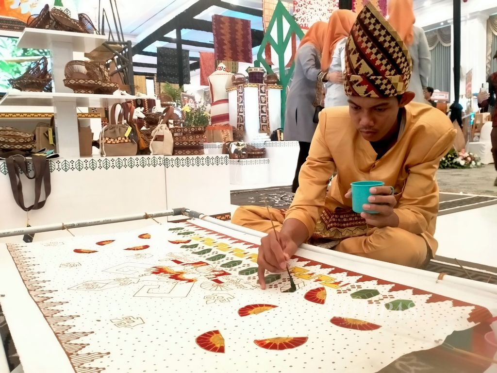 Seorang disabilitas tunarungu menunjukkan kemahirannya membatik pada acara Lampung Craft 2024 di Bandar Lampung, Selasa (7/5/2024). 
