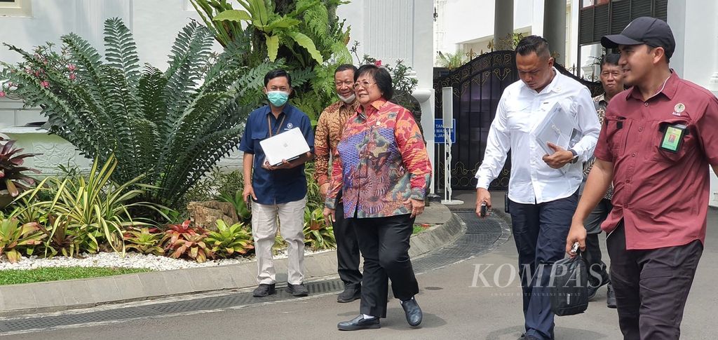 Menteri Kehutanan dan Lingkungan Hidup Siti Nurbaya Bakar (ketiga dari kanan) meninggalkan Istana Merdeka, Jakarta. Sebelumnya, dia mengikuti rapat tertutup terkait optimalisasi kebijakan perdagangan karbon yang dipimpin Presiden Joko Widodo di Istana Merdeka, Rabu (3/5/2023).