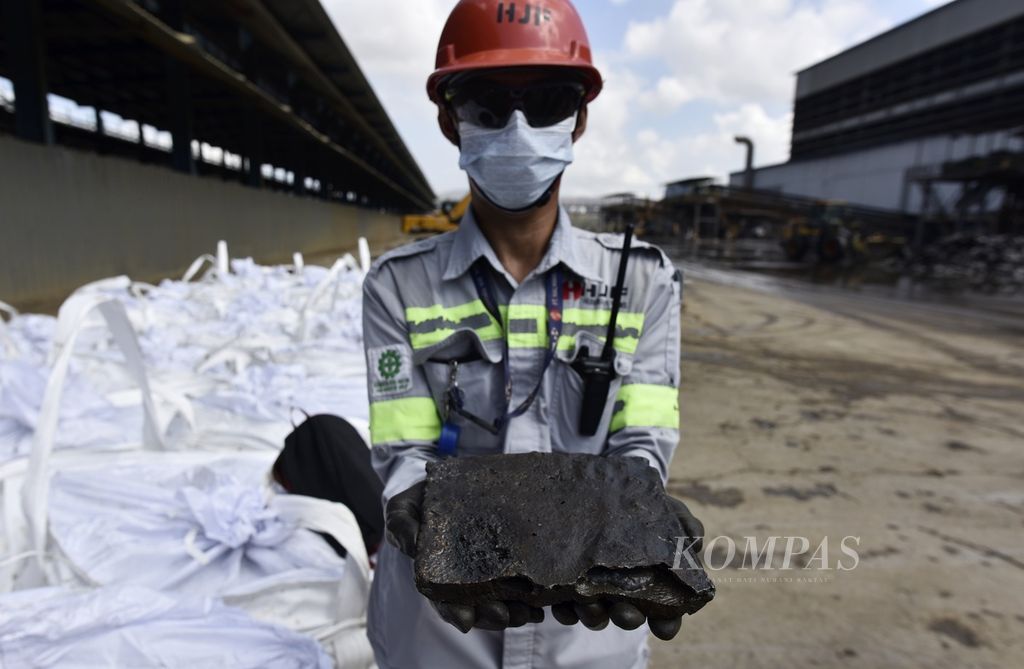  Pekerja menunjukkan hasil produksi berupa feronikel di pabrik peleburan nikel (smelter) dengan teknologi Rotary Kiln Electric Furnace (RKEF) di kawasan penambangan dan industri pengolahan nikel grup Harita Nickel yang berada di Pulau Obi, Halmahera Selatan, Maluku Utara, Sabtu (25/11/2023).  