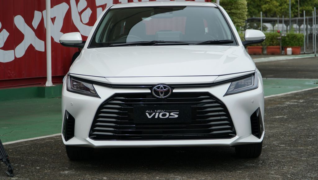 Tampilan muka All New Toyota Vios terkesan <i>sporty</i> dengan gril trapesium yang lebar.