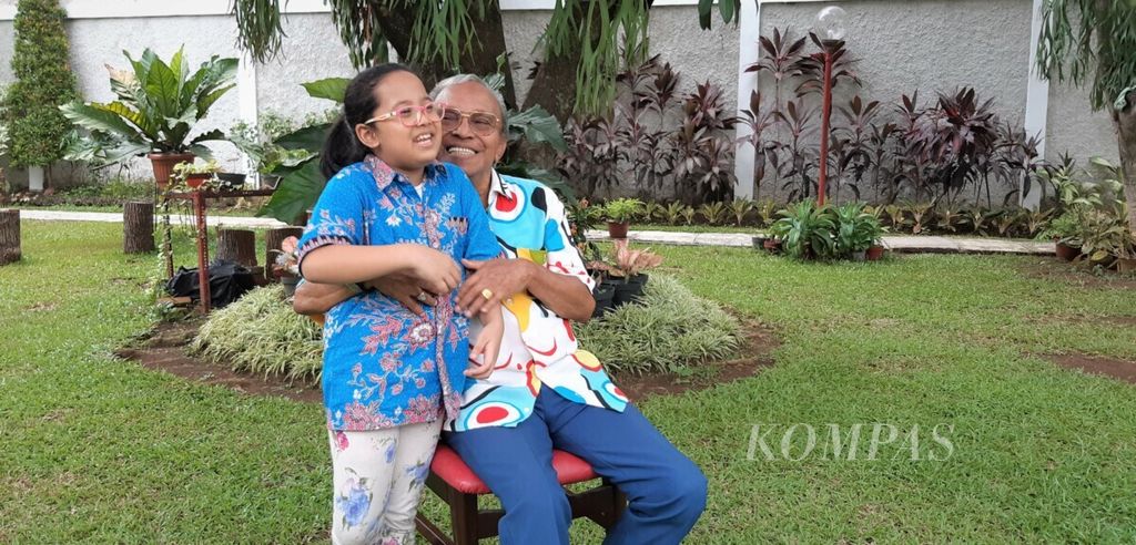 Bob Tutupoly bersama salah satu cucunya, Sarah, Kamis (14/11/2019), di Jakarta.