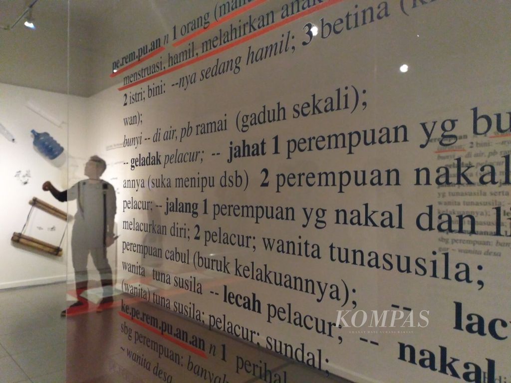 Instalasi karya Ika Vantiani dengan judul ”Perempuan dalam kamus Bahasa Indonesia” yang dipamerkan dalam Pameran Titik Temu di Galeri Nasional Indonesia, Jakarta 8-19 Agustus 2018