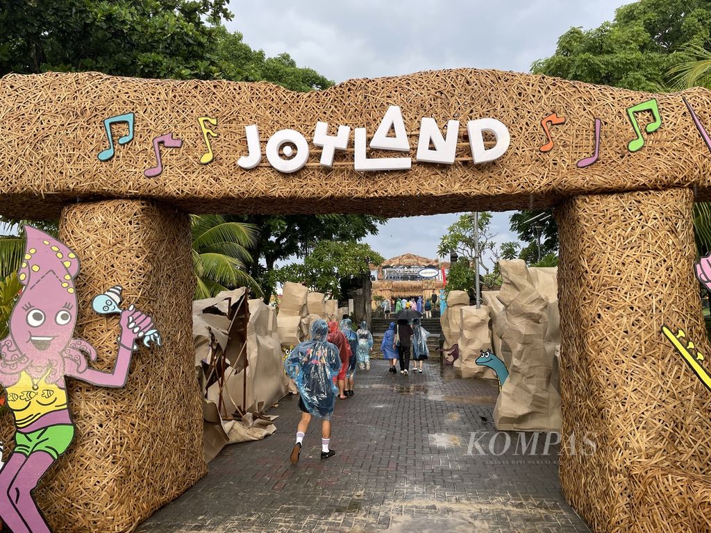Pintu gerbang utama festival Joyland 2024 edisi Bali di Peninsula Island, Nusa Dua, basah setelah diguyur hujan lebat pada hari pertama, Jumat (1/3/2024) sore.