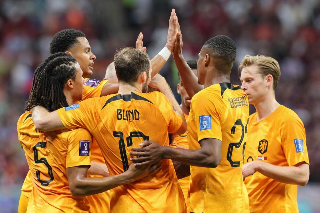 Pemain Belanda merayakan gol Cody Gakpo ke gawang Qatar pada laga penyisihan Grup A PIala Dunia 2022 di Stadion Al-Bayt, Al Khor, Selasa (29/11/2022) malam.