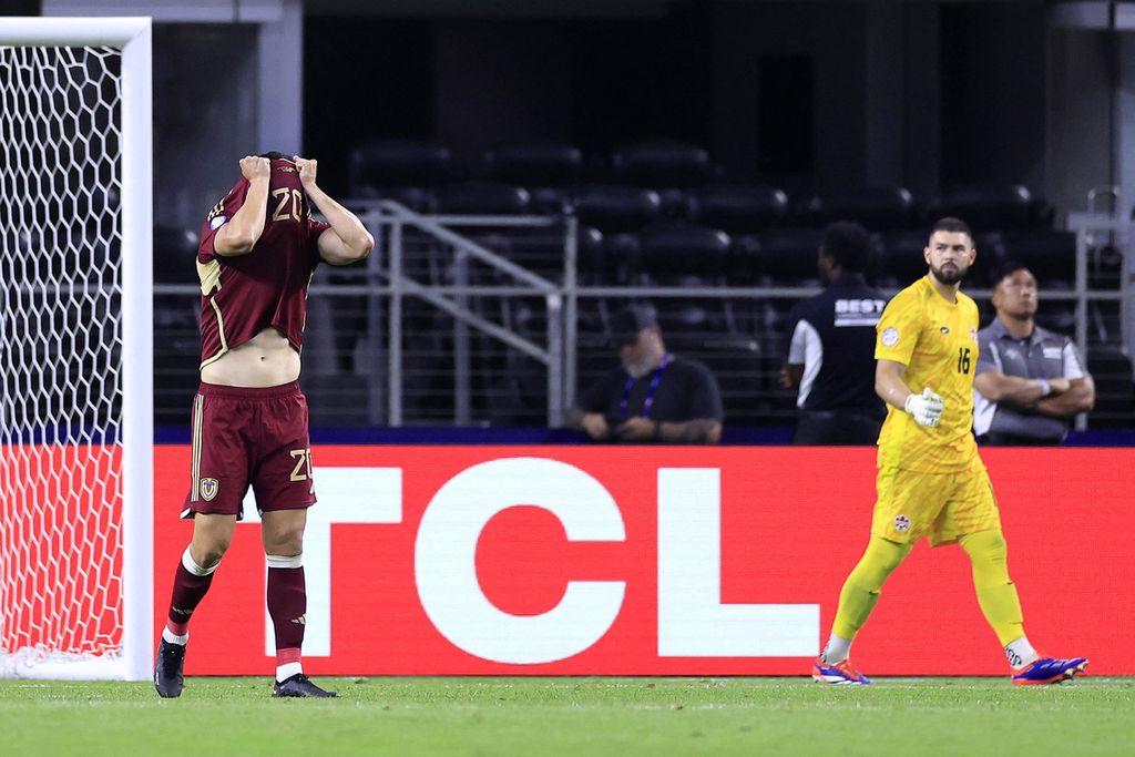 Venezuelan player Wilker Angel was disappointed after missing the penalty shootout during the Copa America 2024 quarter-final match between Venezuela and Canada at AT&T Stadium, Arlington, Texas, Saturday (6/7/2024) WIB. 