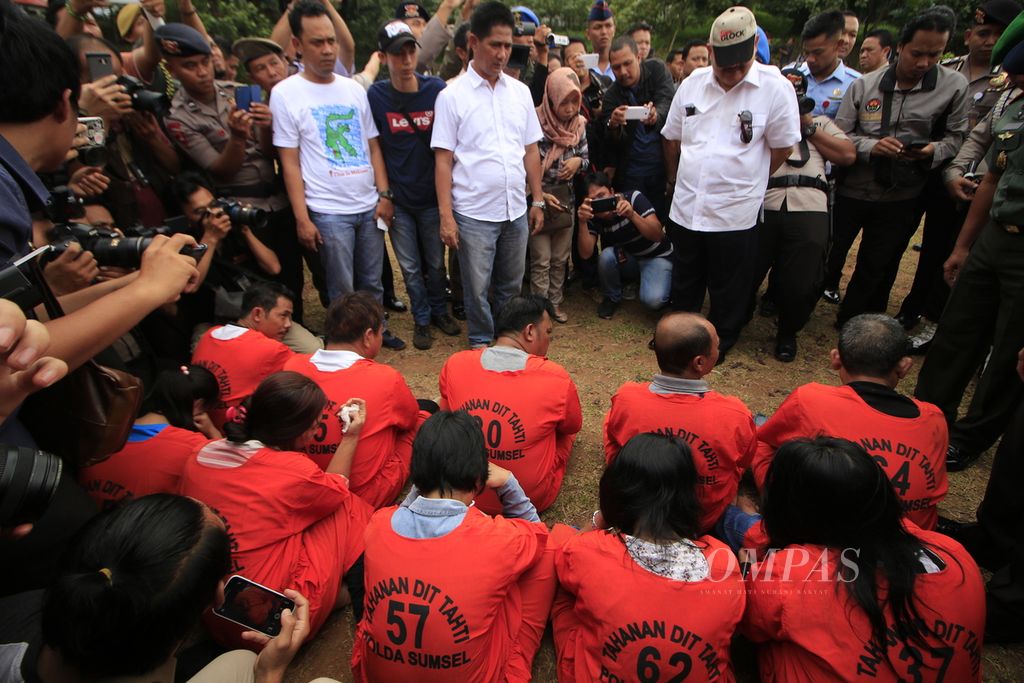 Pelaku judi hasil penangkapan Kepolisian Daerah Sumatera Selatan di Palembang, Sumatera Selatan, Selasa (4/7). 