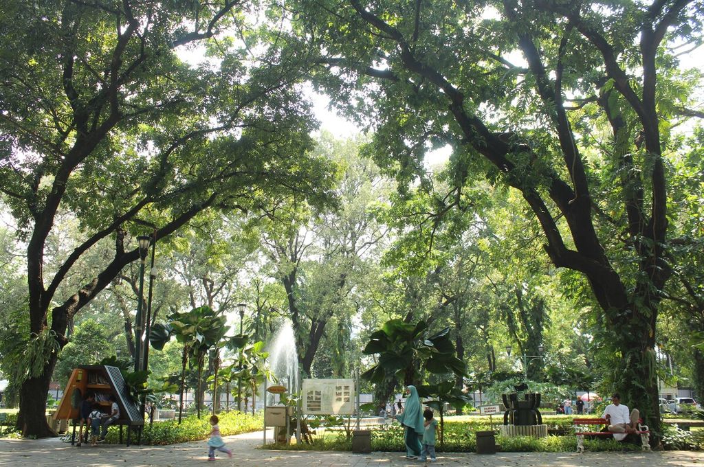 Sejumlah pengunjung beraktivitas di di Taman Suropati, Menteng, Jakarta Pusat, Senin (24/4/2023). Di taman itu terdapat buku Bookhive yang mempermudah masyarakat mengakses bahan bacaan sehingga diharapkan meningkatkan minat baca.