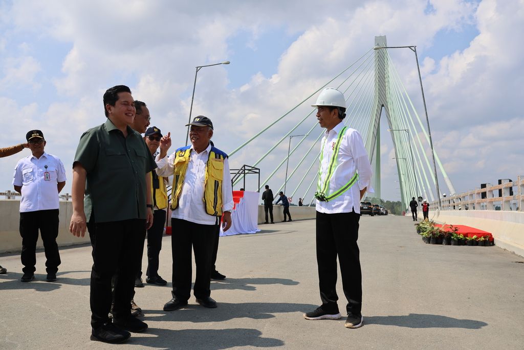Presiden Joko Widodo meninjau Jembatan Pulau Balang sembari mengecek pembangunan ruas Tol Balikpapan-Ibu Kota Nusantara segmen 3B, Rabu (1/11/2023). Jalur ini memperpendek waktu tempuh perjalanan Balikpapan-IKN dari dua jam menjadi 50 menit.