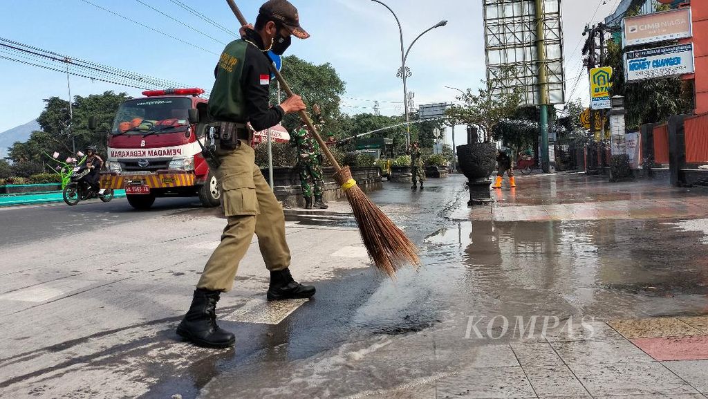 Petugas tampak membersihkan jalan di Kota Magelang, Minggu (12/3/2023).