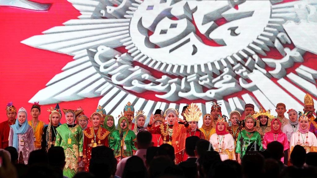 The University of Muhammadiyah Bengkulu choir sang the anthem Indonesia Raya and the march of Sang Surya at the opening of the 2019 Muhammadiyah Tanwir in the yard of the Bengkulu Province Regional Building, Bengkulu City, on Friday (15/2/2019).
