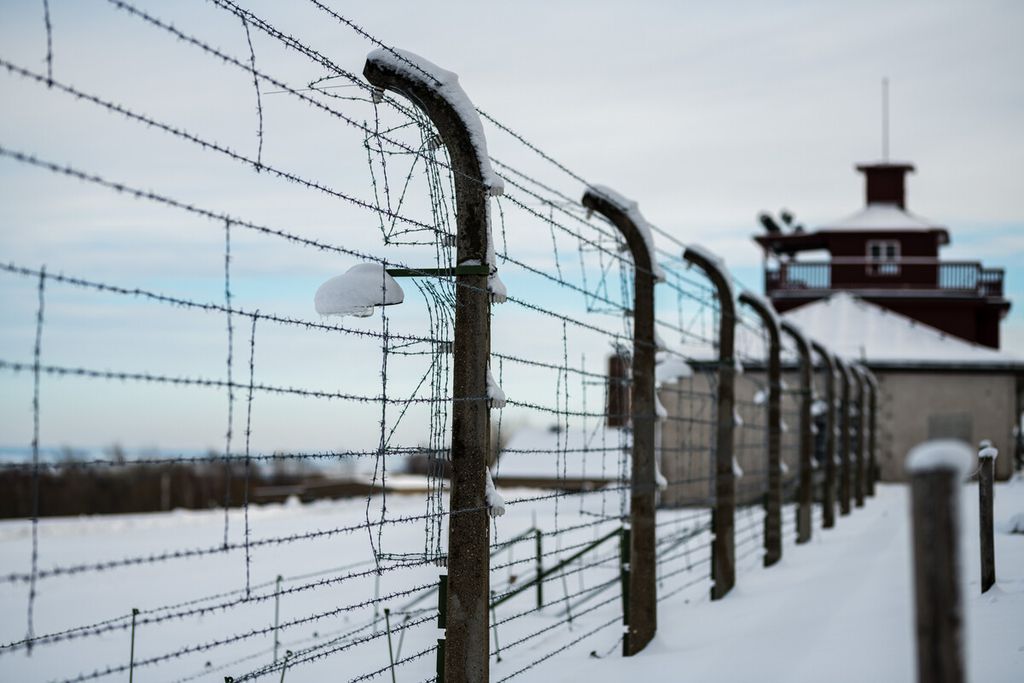  Pagar kawat berduri menutupi situs peringatan bekas kamp konsentrasi Nazi Buchenwald di dekat Weimar, Jerman timur, pada Hari Peringatan Holokaus Internasional, Rabu (27/1/2021).