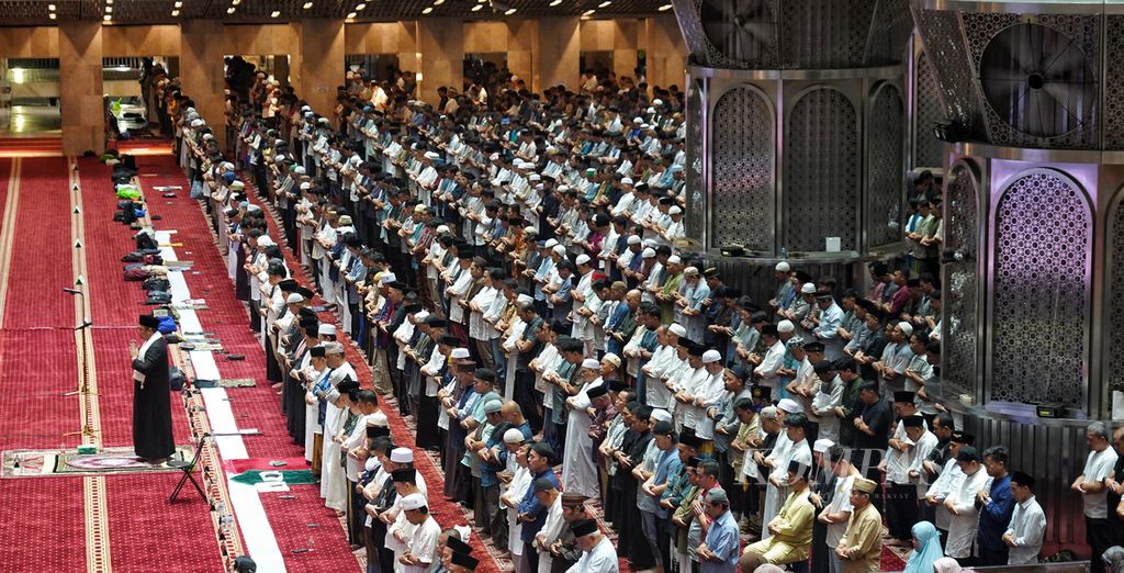 Suasana barisan depan pada shalat Tarawih di Masjid Istiqlal, Jakarta, Senin (11/3/2024) malam.