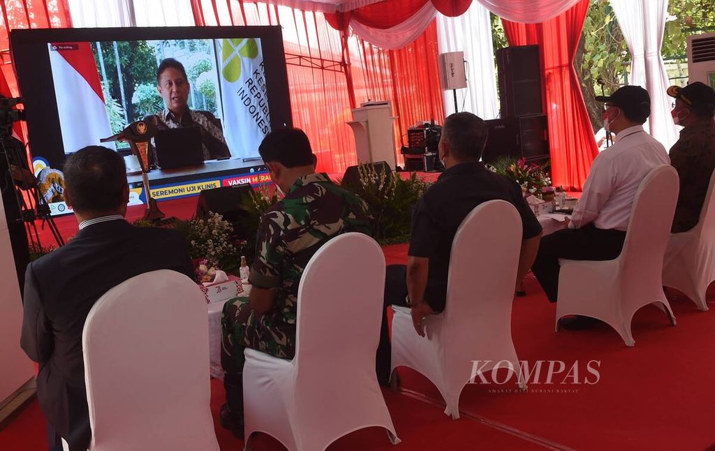 Undangan mendengarkan sambutan Menteri Kesehatan Budi Gunadi Sadikin yang dilakukan secara daring saat peresmian dimulainya Uji Klinis Vaksin Merah Putih di RSUD Dr Soetomo, Surabaya, Jawa Timur, Rabu (9/2/2022). 