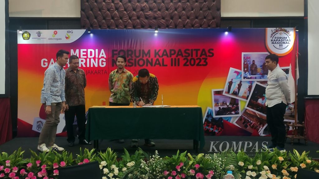 Suasana penandatanganan kerja sama dalam rangka menjelang Forum Kapasitas Nasional 2023, yang digelar Satuan Kerja Khusus Pelaksana Kegiatan Usaha Hulu Minyak dan Gas Bumi (SKK Migas) dan Kontraktor Kontrak Kerja Sama, di Jakarta, Jumat (14/4/2023). Forum Kapnas digelar untuk meningkatkan kapasitas dalam negeri dalam industri hulu migas.
