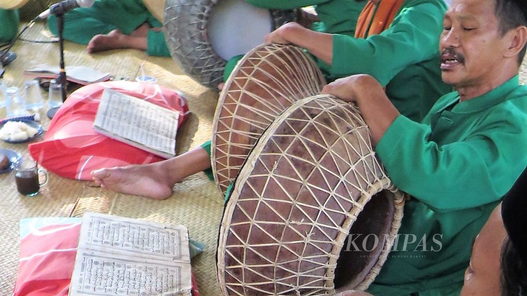 Musik zikir berdah dibawakan pada Jumat (2/4/2022) di Desa Jambi Tulo, Kecamatan Maro Sebo, Kabupaten Muaro Jambi. Kegiatan itu selain menyambut bulan suci Ramadhan juga untuk menghibur masyarakat dalam peresmian panggung budaya Tratak Gambang.