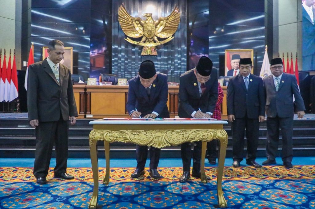 Penjabat Gubernur DKI Jakarta Heru Budi Hartono dan Ketua DPRD DKI Jakarta Prasetyo Edi Marsudi menandatangani, pakta integritas, disaksikan  Wakil Ketua KPK Nurul Ghufron,  Jumat (4/8/2023). 