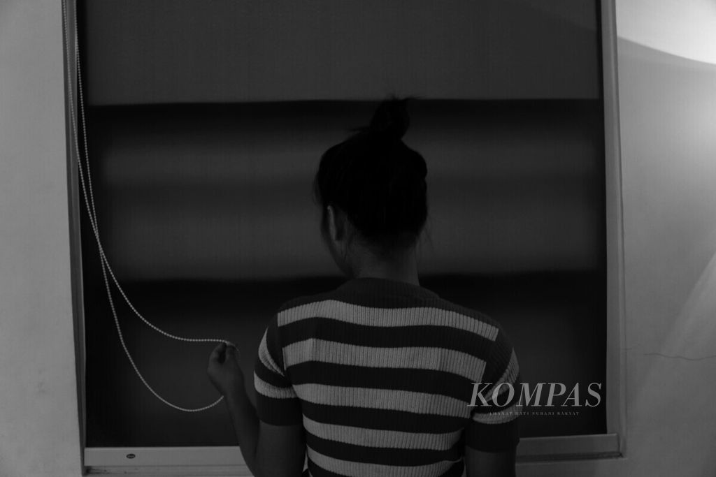 Ilustrasi. Seorang perempuan pelaku prostitusi daring menanti pelanggan di kamar hotelnya di kawasan Bahu Mall, Manado, Sulawesi Utara, Kamis (29/8/2019). 