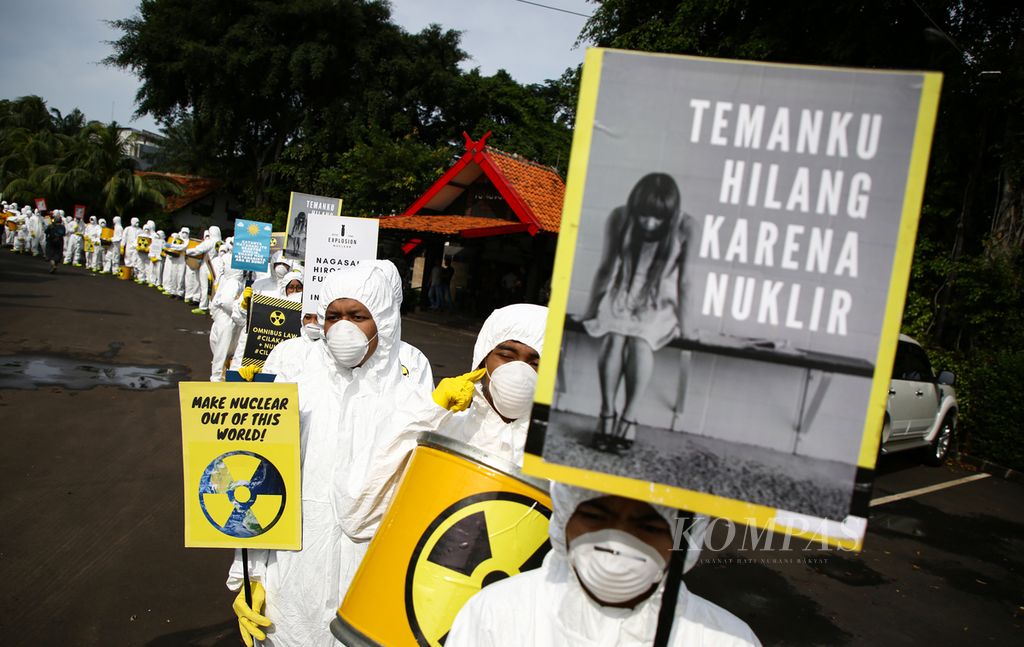 Aktivis Greenpeace bersiap menuju gedung DPR/MPR RI Jakarta,untuk beraksi damai, Jumat (13/3/2020). Aksi damai kreatif ini sebagai bagian dari peringatan 9 tahun bencana Fukushima.  