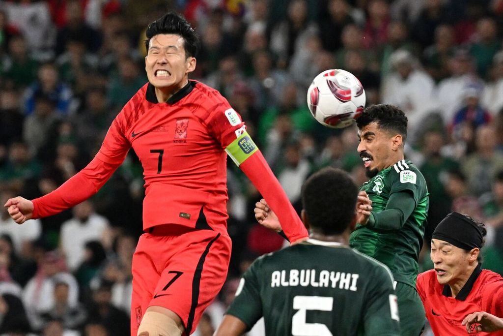 Penyerang Korea Selatan, Son Heung-min, menyundul bola dalam pertandingan babak 16 besar Piala Asia 2023 antara Arab Saudi dan Korsel di Stadion Al Rayyan, Qatar, Selasa (30/1/2024). Korsel menang 4-2 melalui drama adu penalti setelah hasil imbang, 1-1. 