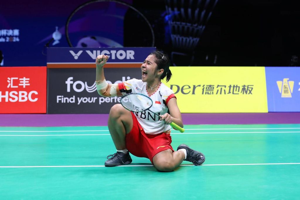 Indonesia's sole daughter, Ester Nurumi Tri Wardoyo, defeated representative from Thailand, Supanida Katethong, 19-21, 21-10, 21-19, in the third match of the quarter-finals of the 2024 Uber Cup at Chengdu Hi Tech Zone Sports Centre Gymnasium, Chengdu, China, on Friday (3/5/2024).