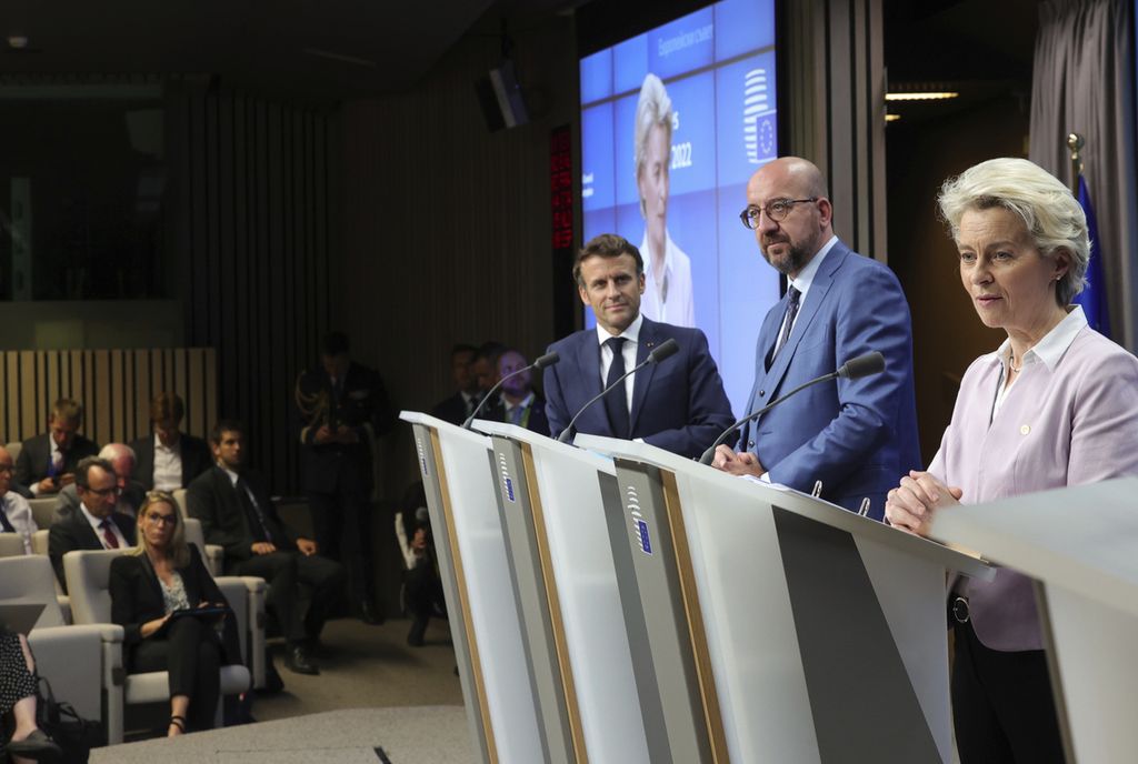 (Dari kanan ke kiri) Ketua Komisi Eropa Ursula von der Leyen, Presiden Dewan Eropa Charles Michel, dan Presiden Perancis Emmanuel Macron menyampaikan keterangan pers di hadapan wartawan di markas Uni Eropa, Brussels, Belgia, Kamis (23/6/2022). 