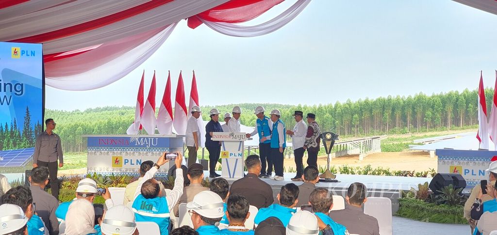 Presiden Joko Widodo meresmikan dimulainya pembangunan Pembangkit Listrik Tenaga Surya (PLTS) PT PLN di Ibu Kota Nusantara, Provinsi Kalimantan Timur, Kamis (2/11/2023).