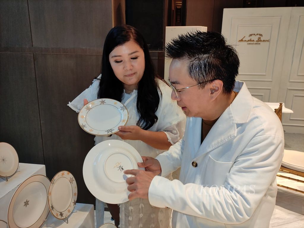 Presiden Direktur PT Indo Porcelain Tjandra Suwarto (kanan) membahas peranti makan bertajuk “Timeless Luxury” bersama Junior Retail Manager Indo Porcelain Jeannita Surianto, di Jakarta, Kamis (1/12/2022).