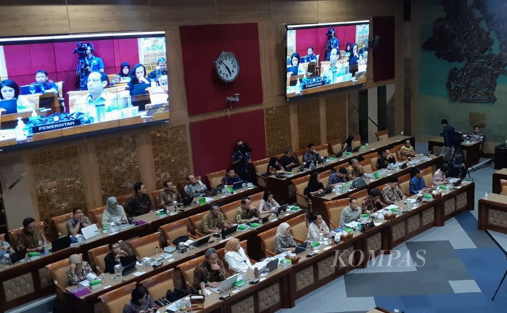 Menteri Pendidikan, Kebudayaan, Riset, dan Teknologi Nadiem Anwar Makarim menjawab pertanyaan anggota Komisi X DPR saat menggelar rapat kerja di Jakarta, Selasa (7/11/2023). 