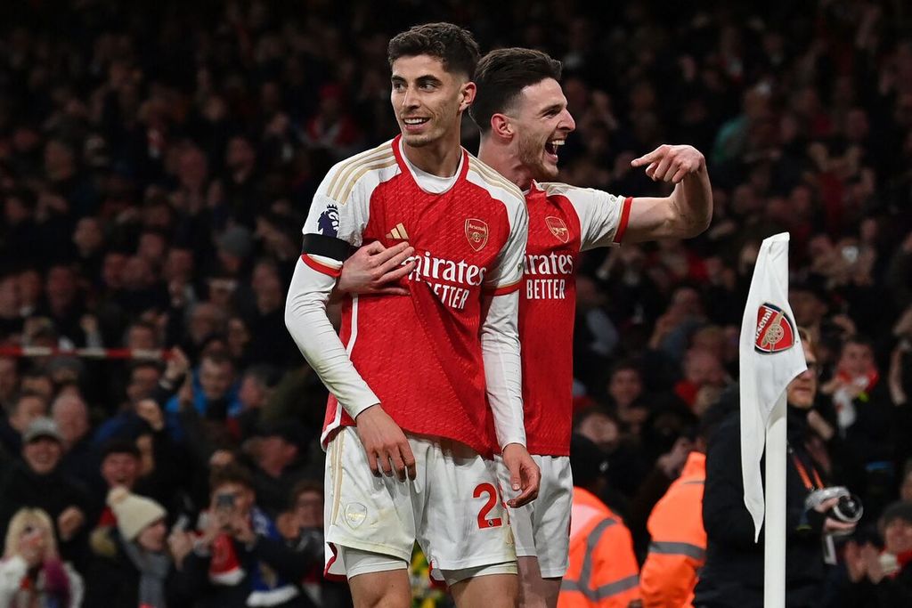 Arsenal midfielder, Kai Havertz (left), celebrates his goal against Chelsea with Declan Rice during the English Premier League match in London, Wednesday (24/4/2024) early morning local time.