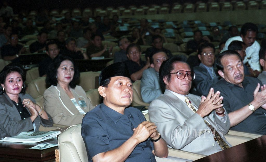 Ketua Umum Golkar Harmoko didampingi (dari kiri ke kanan) Abdul Gafur dan Ary Mardjono, masing-masing sebagai anggota MPR, dalam Rapat Paripurna Majelis Permusyawaratan Rakyat (MPR), Kamis, 2 Oktober 1997. Dalam rapat yang berakihir pukul 21.30 itu, Harmoko secara aklamasi terpilih menjadi Ketua Dewan Perwakilan Rakyat (DPR)/Majelis Permusyawaratan Rakyat (MPR) Periode tahun 1997-2002.